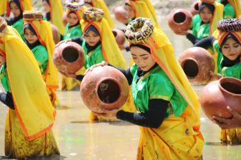 Atraksi seni warnai HUT ke-16 Sumbawa Barat