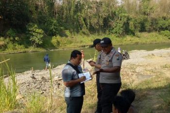 Tim cari seorang anak tenggelam di Sungai Brantas Blitar