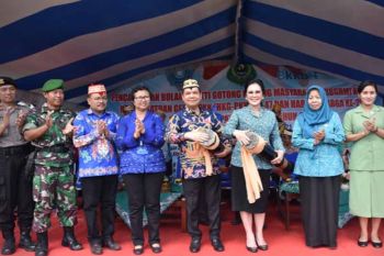 Bupati minta Kades di Kapuas selalu budayakan gotong royong