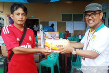 PLN Sumbar salurkan 20 kilogram rendang bagi korban banjir di Agam