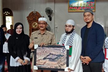 Hendrajoni dan istri sumbang Rp40 juta untuk Palestina