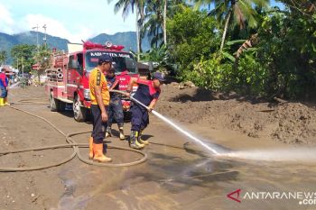 Ratusan relawan bersihkan material banjir di Agam