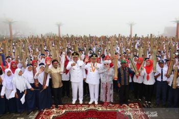 Puncak HUT ke-69 Tapsel, ribuan orang mainkan alat musik tradisional "nung-neng"