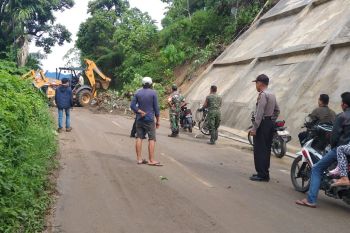 Banjir di Agam menyusut, warga mulai bersihkan rumah