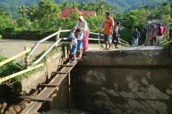 Jembatan Sungai Pangkua di KPGD Solok Selatan putus diterjang banjir