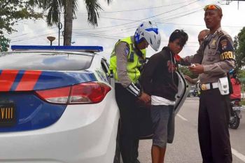 Gerak-gerik mencurigakan, seorang pengendara ditangkap polantas
