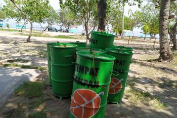 Objek wisata pantai Lampung butuh truk sampah