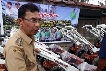 Petani di Dolo gembira dapat bantuan 14 handtractor dari Bupati