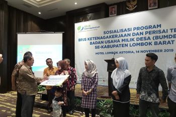 Direktur Kepesertaan BPJAMSOTEK serahkan santunan kepada ahli waris