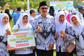 Guru berprestasi di Pesisir Selatan dapat hadiah umrah gratis