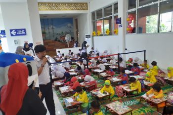 KAI Sumbar dekatkan pelajar dengan kereta api melalui lomba mewarnai dan menggambar