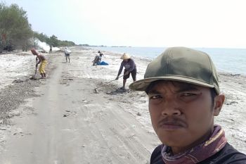 Widianto, penjaga sampah pantai dari Lampung Timur