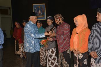 Pemkab Sleman menyerahkan gamelan kepada Kelompok Masyarakat Kebudayaan