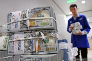 Dolar menguat jatuhnya pasar saham