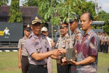 Polres Batang tanam ratusan pohon trembesi