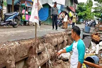 Ruas jalan di Pembuang Hulu mengalami longsor