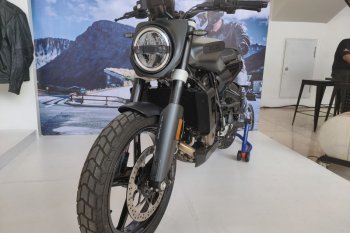 Berikut harga dan spesifikasi Husqvarna Svartpilen 701