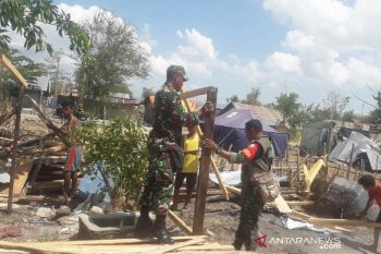TNI bantu korban  puting beliung di Kupang