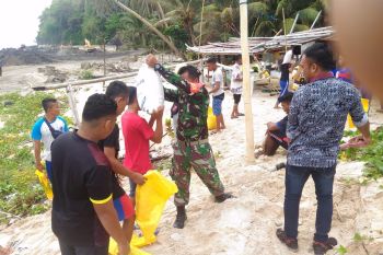 TNI di kepulauan Sang8he  bantu bangun fasilitas olahraga