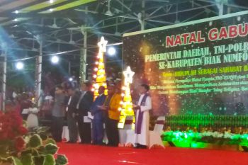 Perayaan Natal Pemkab Biak Numfor ditandai dengan penyalaan seribu lilin