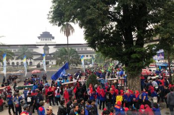 Buruh di Jabar kepung Gedung Sate terkait Kepgub UMK 2020