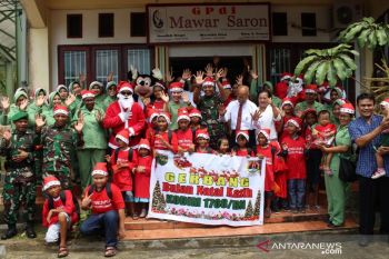 Kodim 1708/Biak Numfor bagikan bingkisan Natal ke anak panti asuhan