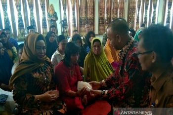 Yulhaidir serahkan bantuan kepada penyandang disabilitas dan lansia