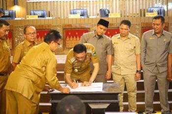 DPRD Pesisir Selatan sahkan perda perlindungan lahan pertanian dan SPBE