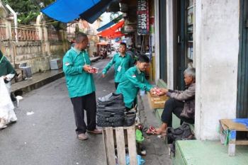 Penyandang disabilitas bagi-bagi makanan untuk warga Padang Panjang