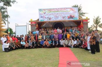 Bupati Lutim hadiri Natal bersama di Lapangan Desa Kanawatu