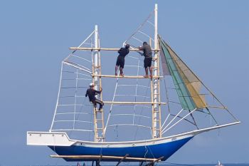 Layar miniatur perahu Pantai Ampenan diperbaiki