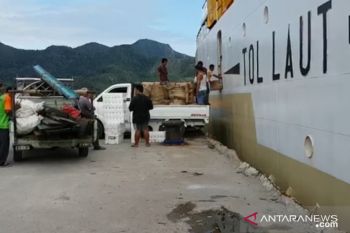 Cuaca buruk kapal pelni tertahan di Natuna