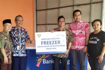 Bank Jateng bantu freezer pedagang Pasar Rejowinangun