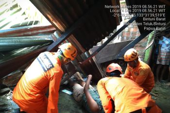 Angin kencang rubuhkan rumah warga di Kabupaten Bintuni