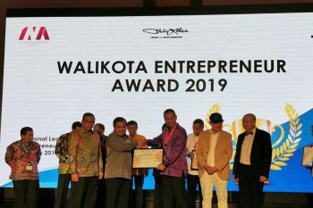 Wako Pariaman terima penghargaan Entrepreneur Award 2019 bidang pendidikan