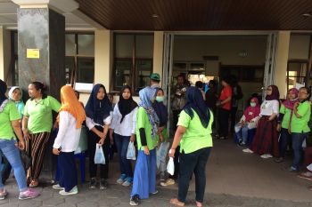 Ratusan karyawan garmen di Sleman dilarikan ke RS diduga keracunan makanan