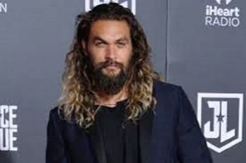 Jason Momoa tegur Chris Pratt gara-gara gunakan botol air plastik sekali pakai