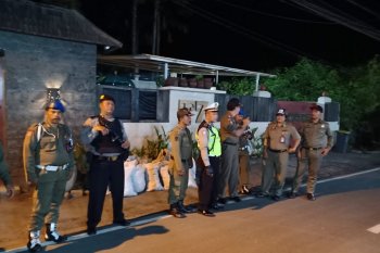 Jaga keamanan, personil polisi dan Satpol PP berpatroli di rumah Tamara Bleszynski