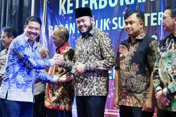 Wali Kota Padang Panjang terima penghargaan dari KI Sumbar