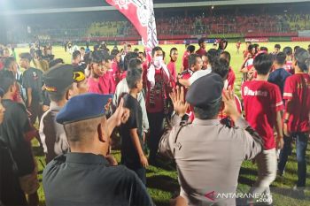 Kalteng Putra kalah, supoter  melampiaskan kekecewaan rusak fasilitas stadion