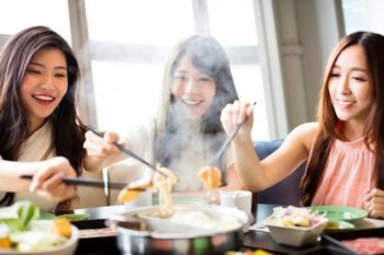 Ini dampak pada tubuh saat makan terlalu cepat atau tergesa-gesa