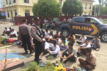 Polres Kendari mengamankan puluhan pelajar terlibat tawuran