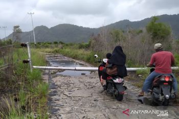 Setahun dibangun, tiang listrik tumbang