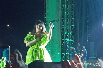 Via Vallen kampanyekan akan bahaya sampah plastik di "Rest Area" Batang