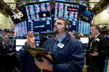 Wall Street naik tajam pada Sabtu pagi