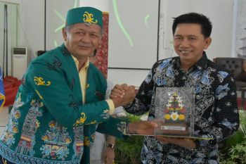Koyem beri motivasi  kesuksesan  kepada  mahasiswa IAHN Palangka Raya