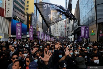 Berpakaian hitam-hitam, unjuk rasa terbesar berlangsung di Hong Kong