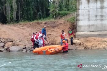 Masyarakat Paraman Ampalu berharap jembatan putus karena banjir dibangun kembali
