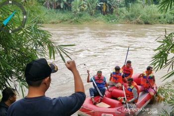 BPBD Solok Selatan Cari Korban Hanyut Di Batang Jujuan