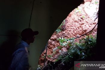 Rumah warga Serasan rusak akibat longsor